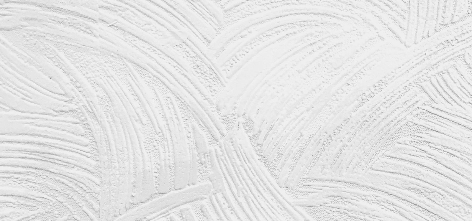 Pierre Claire, nettoyage difficile à Bordeaux Enduit mural blanc travaillé à la brosse, texture claire et régulière